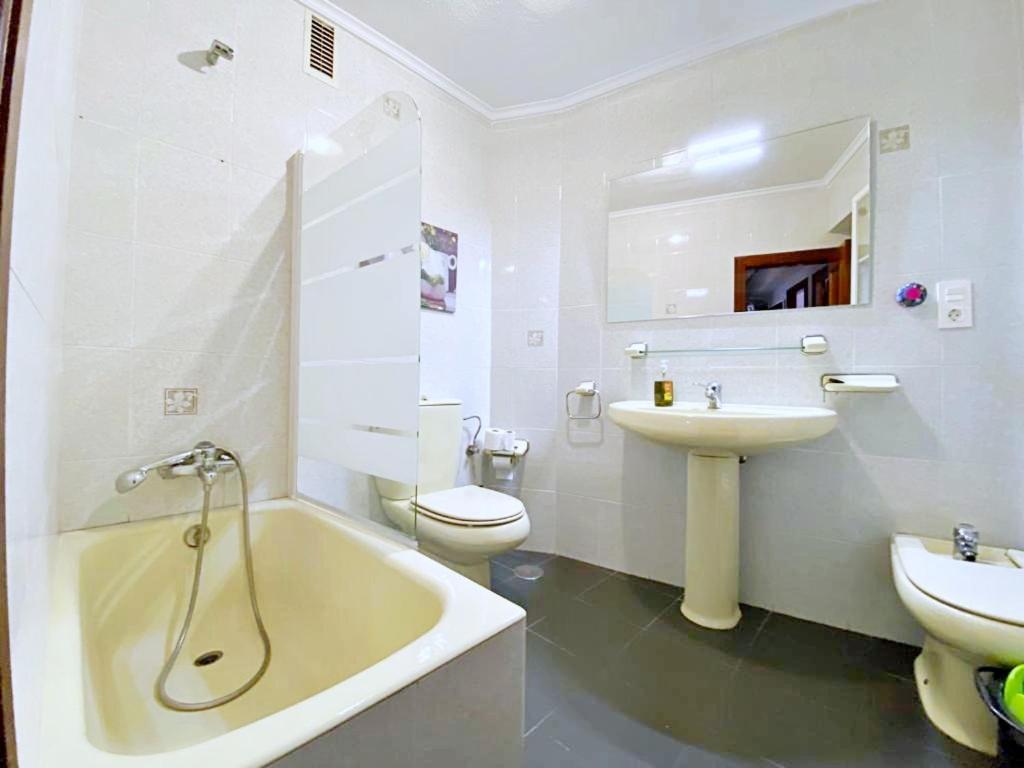 Apartamentos Milán 1 wifi y parking gratuito Oviedo Exterior foto