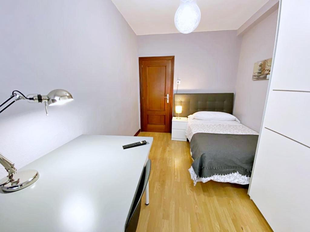 Apartamentos Milán 1 wifi y parking gratuito Oviedo Exterior foto